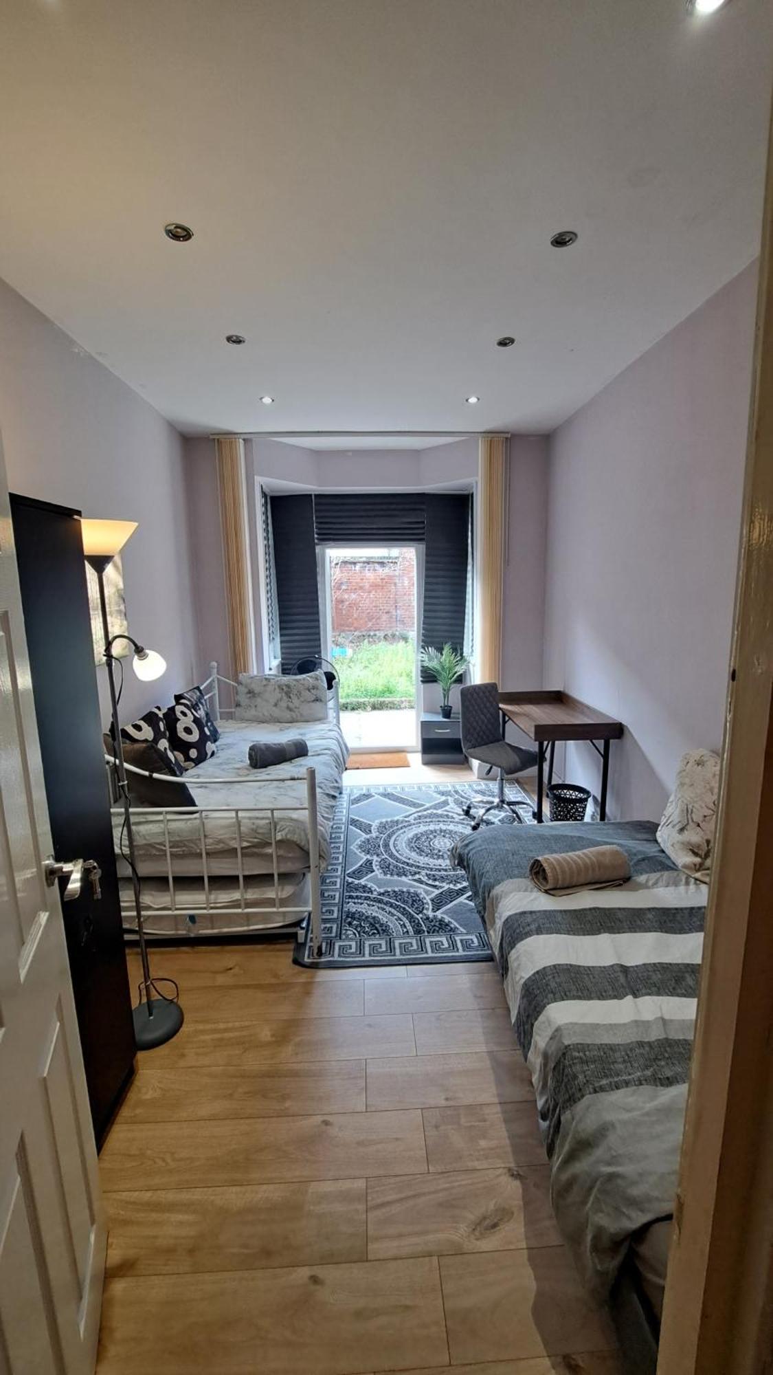 Comfy Fenia Stay Лондон Экстерьер фото